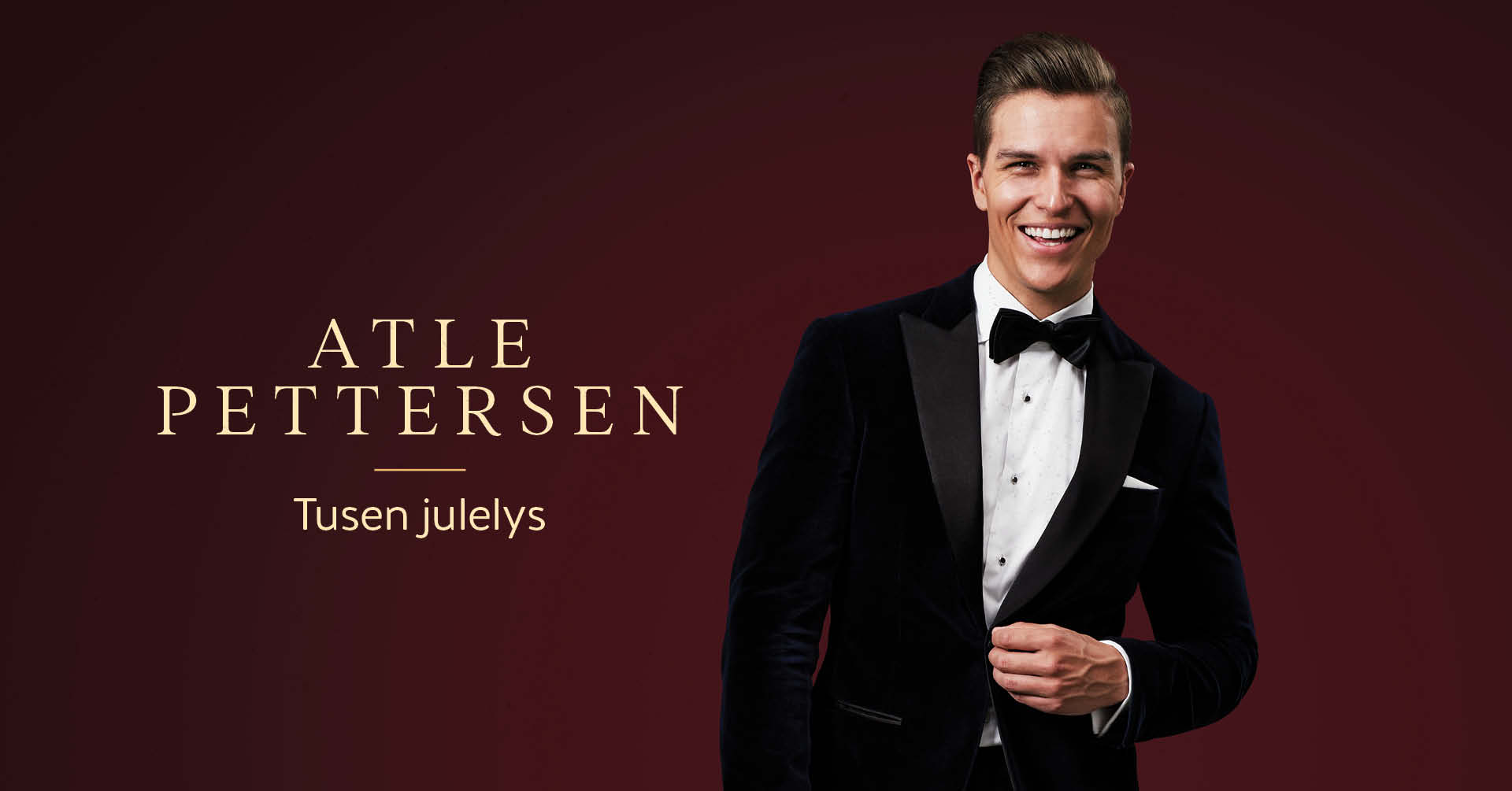 Artist Atle Pettersen i halvfigur, kledt i smoking, med burgunderrød bakgrunn